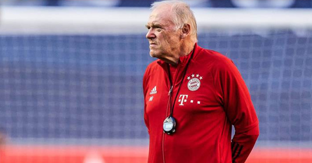 FC Bayern Co Trainer Hermann Gerland Signiert Sein Outfit